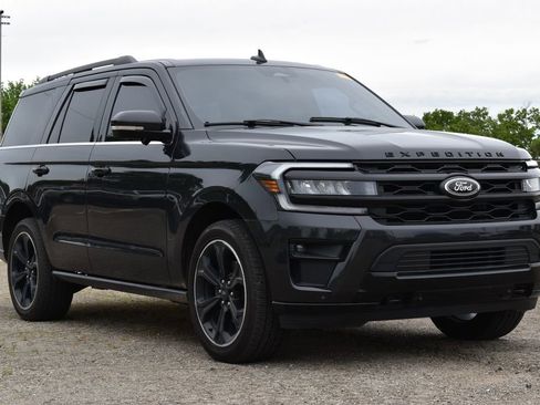 Used 2023 Ford Expedition Limited AWD/4WD image 3