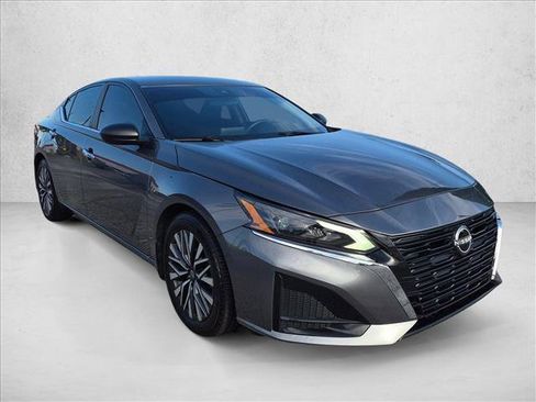 Used 2024 Nissan Altima 2.5 SV FWD image 3