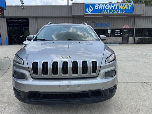 Used 2018 Jeep Cherokee Latitude w/ Cold Weather Group FWD image 4