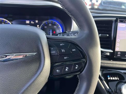 Certified 2025 Chrysler Pacifica Limited image 16