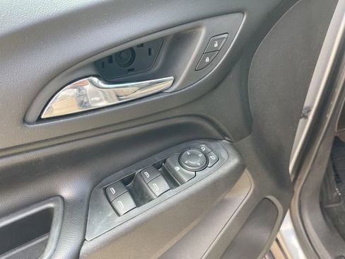 Used 2018 Chevrolet Equinox LT FWD image 16