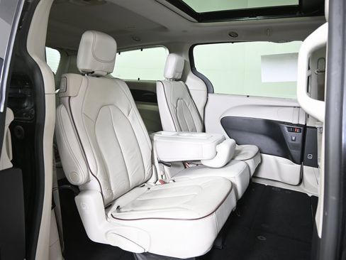 Used 2020 Chrysler Pacifica Limited w/ Advanced Safetytec Group image 16