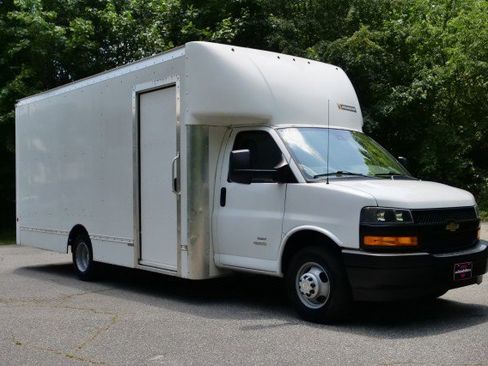 Used 2021 Chevrolet Express 4500 Extended w/ Power Convenience Package RWD image 4