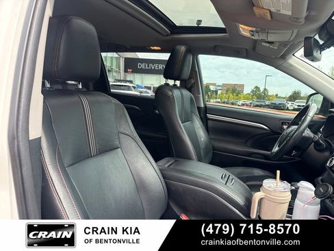 Used 2019 Toyota Highlander SE FWD image 9