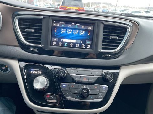 Used 2020 Chrysler Voyager Lxi image 13