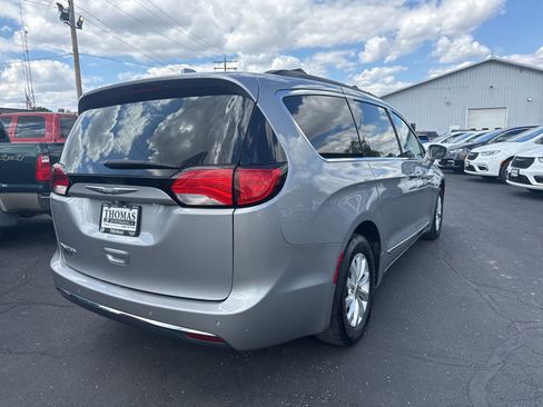 Used 2017 Chrysler Pacifica Touring-L FWD image 7