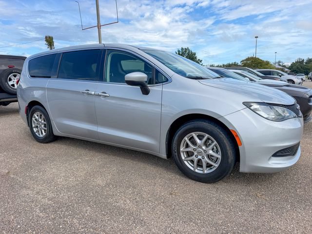 Used 2022 Chrysler Voyager LX FWD image 1