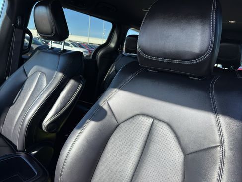Used 2025 Chrysler Pacifica Select image 28