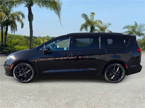 New 2026 Chrysler Pacifica Select image 2