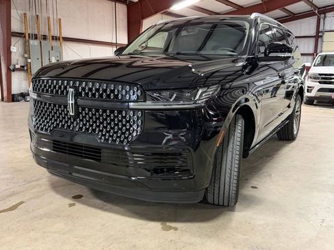 Used 2025 Lincoln Navigator Reserve AWD/4WD image 3