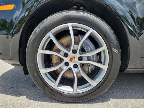 Used 2025 Porsche Cayenne image 11