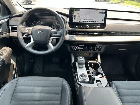 Used 2025 Mitsubishi Outlander SE FWD image 23
