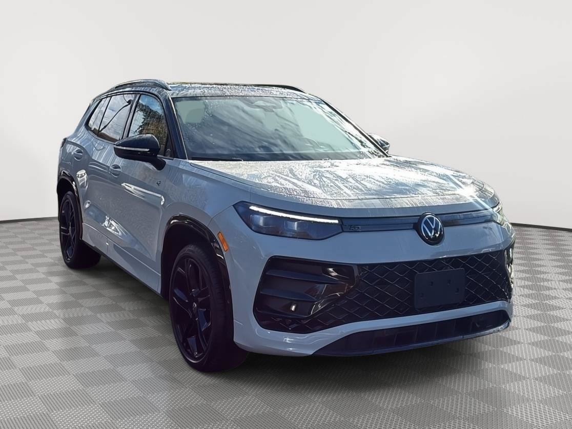 Used 2026 Volkswagen Tiguan SE R-Line AWD/4WD image 3