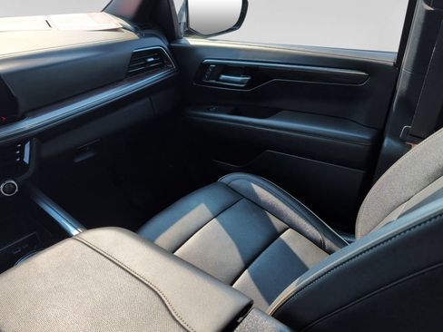Used 2025 Chevrolet Suburban Premier AWD/4WD image 19