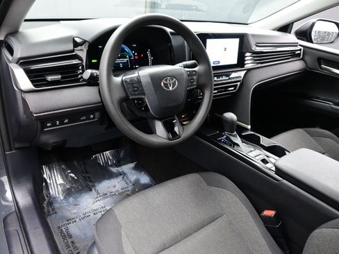 Used 2025 Toyota Camry LE image 12