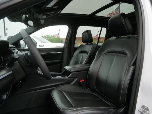 Used 2024 Jeep Grand Cherokee Limited AWD/4WD image 2
