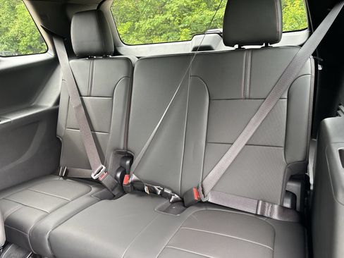 Used 2023 Chevrolet Traverse RS FWD image 25