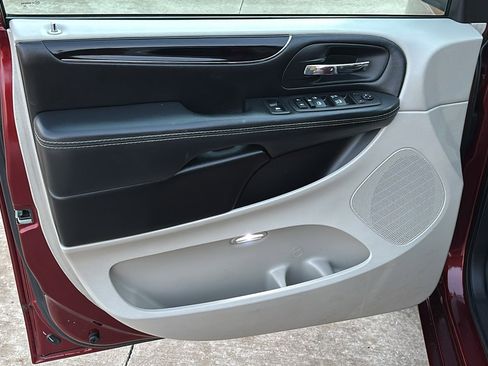 Used 2020 Dodge Grand Caravan SXT w/ Driver Convenience Group image 25