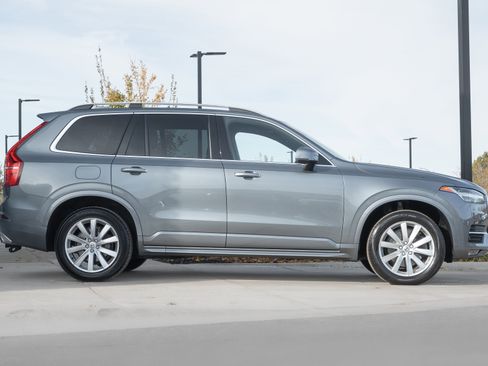 Used 2019 Volvo XC90 T6 Momentum image 3