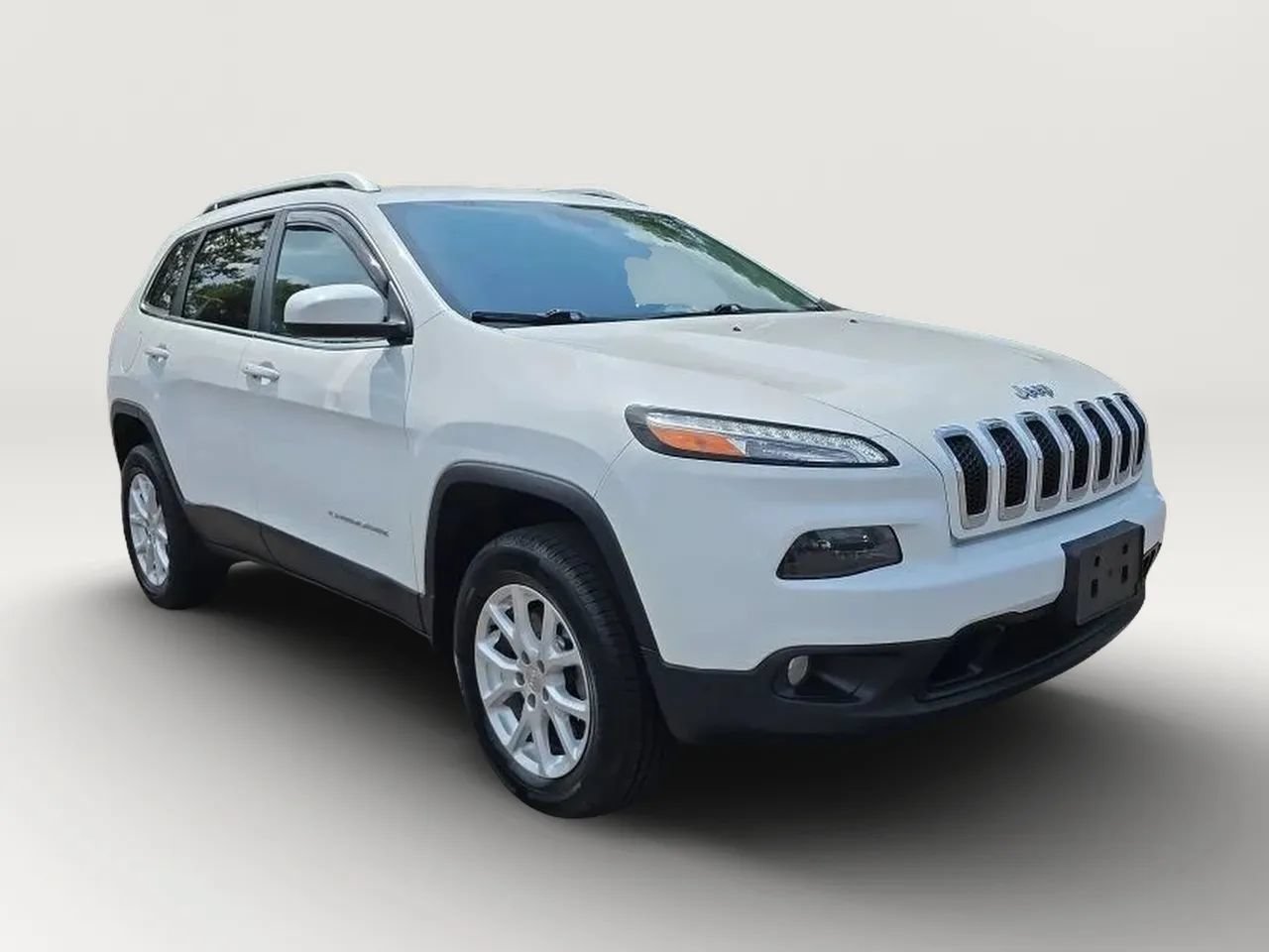 Used 2018 Jeep Cherokee Latitude Plus w/ Cold Weather Group AWD/4WD image 3