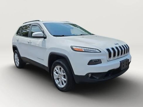 Used 2018 Jeep Cherokee Latitude Plus w/ Cold Weather Group AWD/4WD image 3