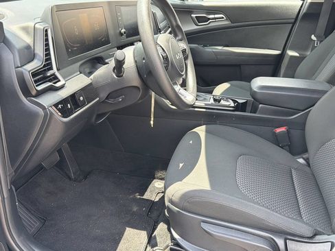 Used 2025 Kia Sportage LX FWD image 9