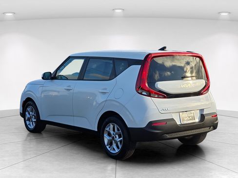 Used 2022 Kia Soul LX w/ Technology Package FWD image 4