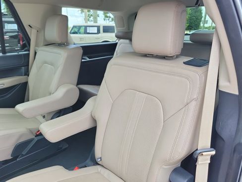 Used 2024 Ford Expedition Limited RWD image 15