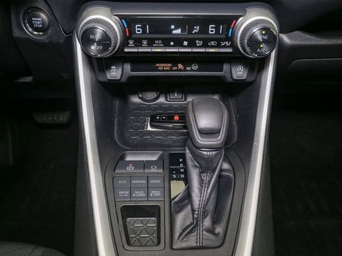 Used 2020 Toyota RAV4 XLE AWD/4WD image 29