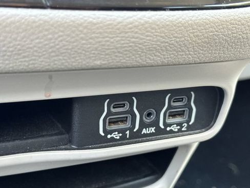 Used 2021 Chrysler Pacifica Touring-L FWD image 25
