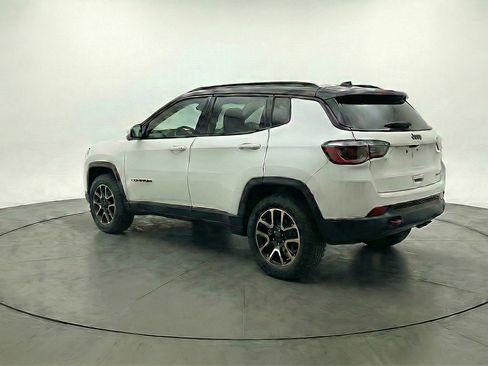 Used 2025 Jeep Compass Trailhawk image 6