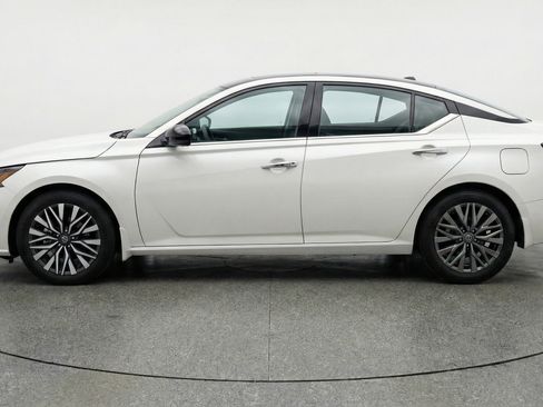 Used 2025 Nissan Altima 2.5 SV FWD image 5
