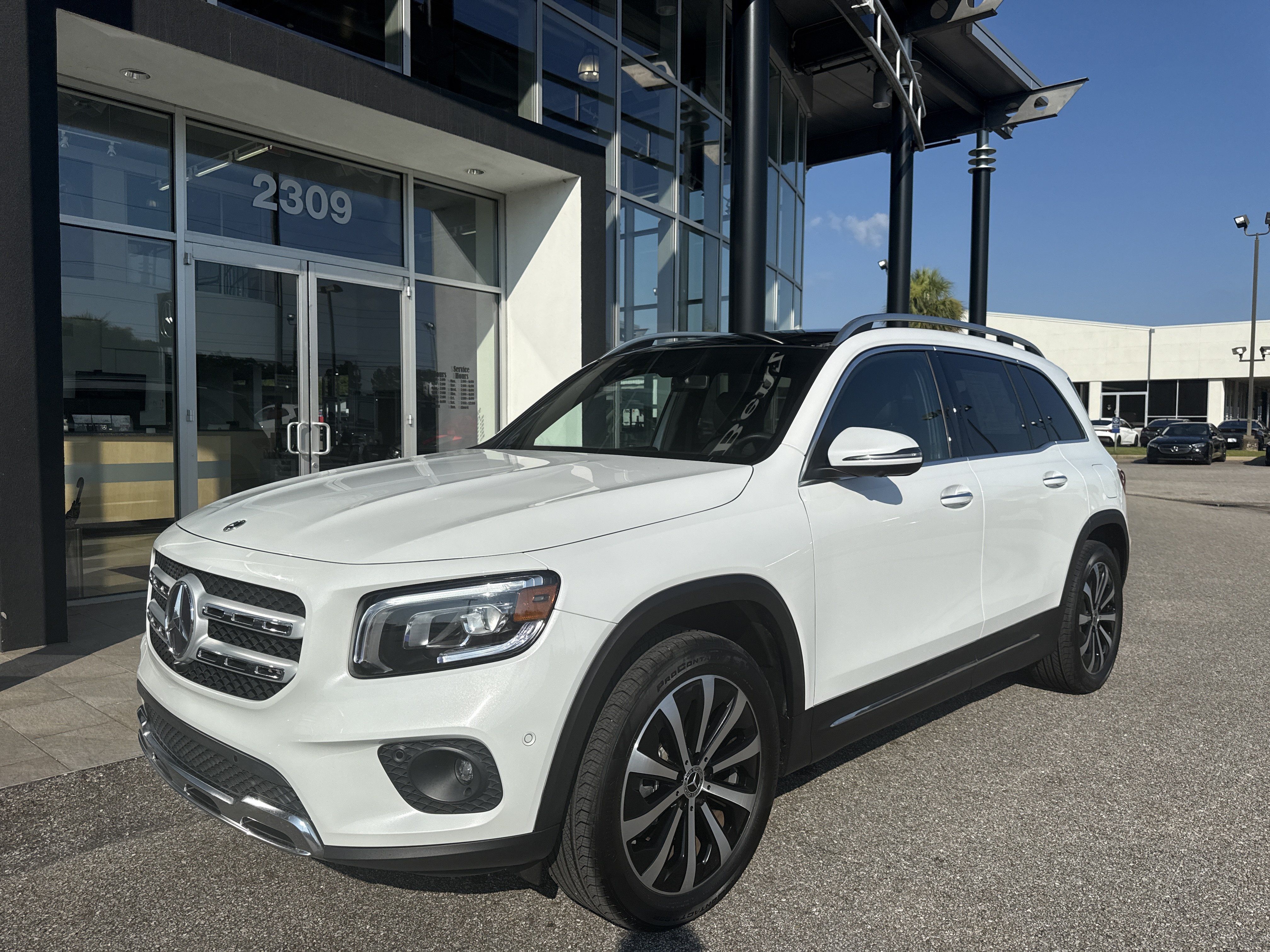 Used 2023 Mercedes-Benz GLB 250 image 1