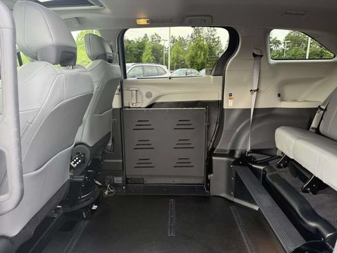 Used 2024 Toyota Sienna XLE FWD image 19