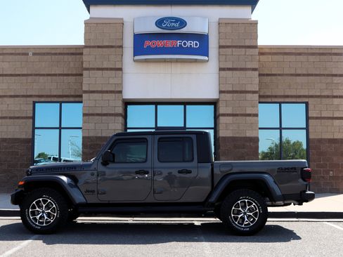 Used 2024 Jeep Gladiator Sport AWD/4WD image 9