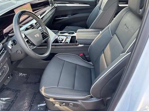 New 2026 Cadillac Escalade ESV Luxury w/ LPO, Floor Liner Package AWD/4WD image 22
