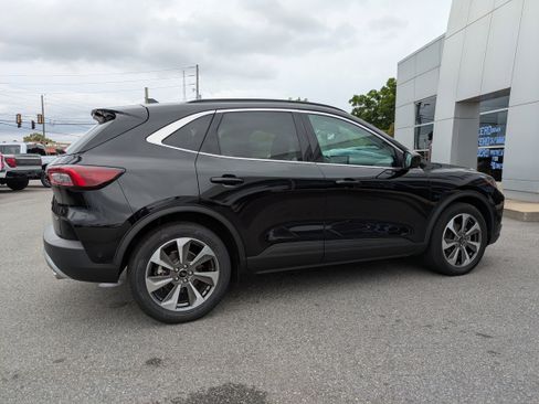 Used 2024 Ford Escape Platinum w/ Premium Technology Package FWD image 4