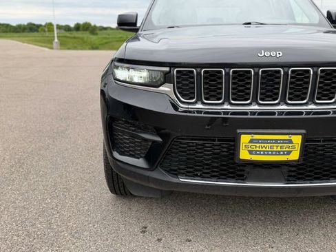 Used 2023 Jeep Grand Cherokee Laredo AWD/4WD image 4
