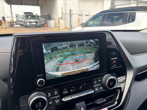 Used 2025 Toyota Highlander LE FWD image 25