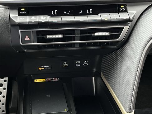 Used 2025 Toyota Camry SE image 18