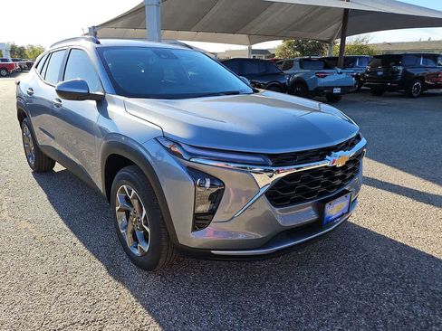 Used 2026 Chevrolet Trax LT w/ Driver Confidence Package FWD image 2
