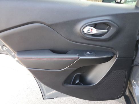 Used 2022 Jeep Cherokee Trailhawk image 15