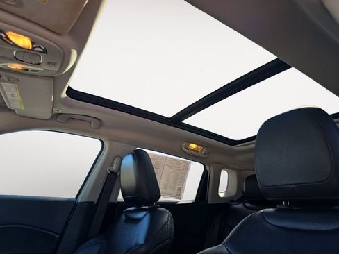 Used 2018 Jeep Compass Latitude image 29