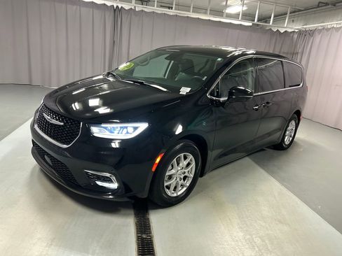 Used 2024 Chrysler Pacifica Touring-L image 3