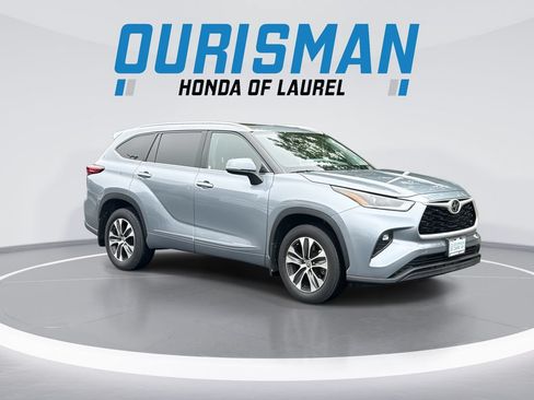 Used 2021 Toyota Highlander XLE AWD/4WD image 2