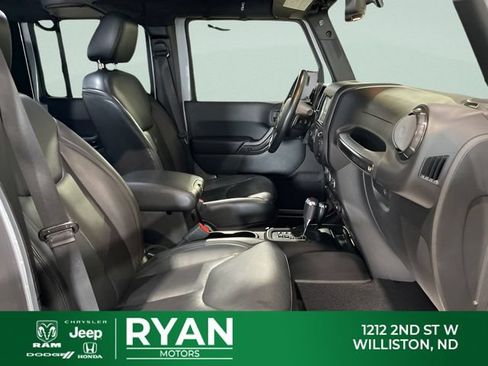 Used 2017 Jeep Wrangler Unlimited Sahara AWD/4WD image 33