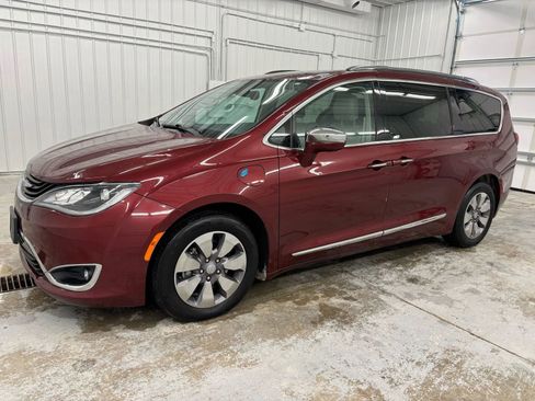 Used 2018 Chrysler Pacifica Limited FWD image 14