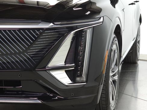 Certified 2024 Cadillac Lyriq Luxury AWD/4WD image 13