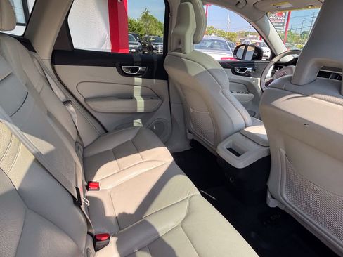 Used 2018 Volvo XC60 T6 Momentum w/ Advanced Package AWD/4WD image 11