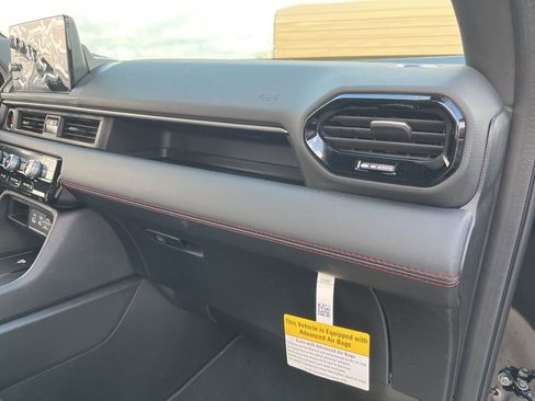 Used 2025 Honda Pilot Black Edition image 32